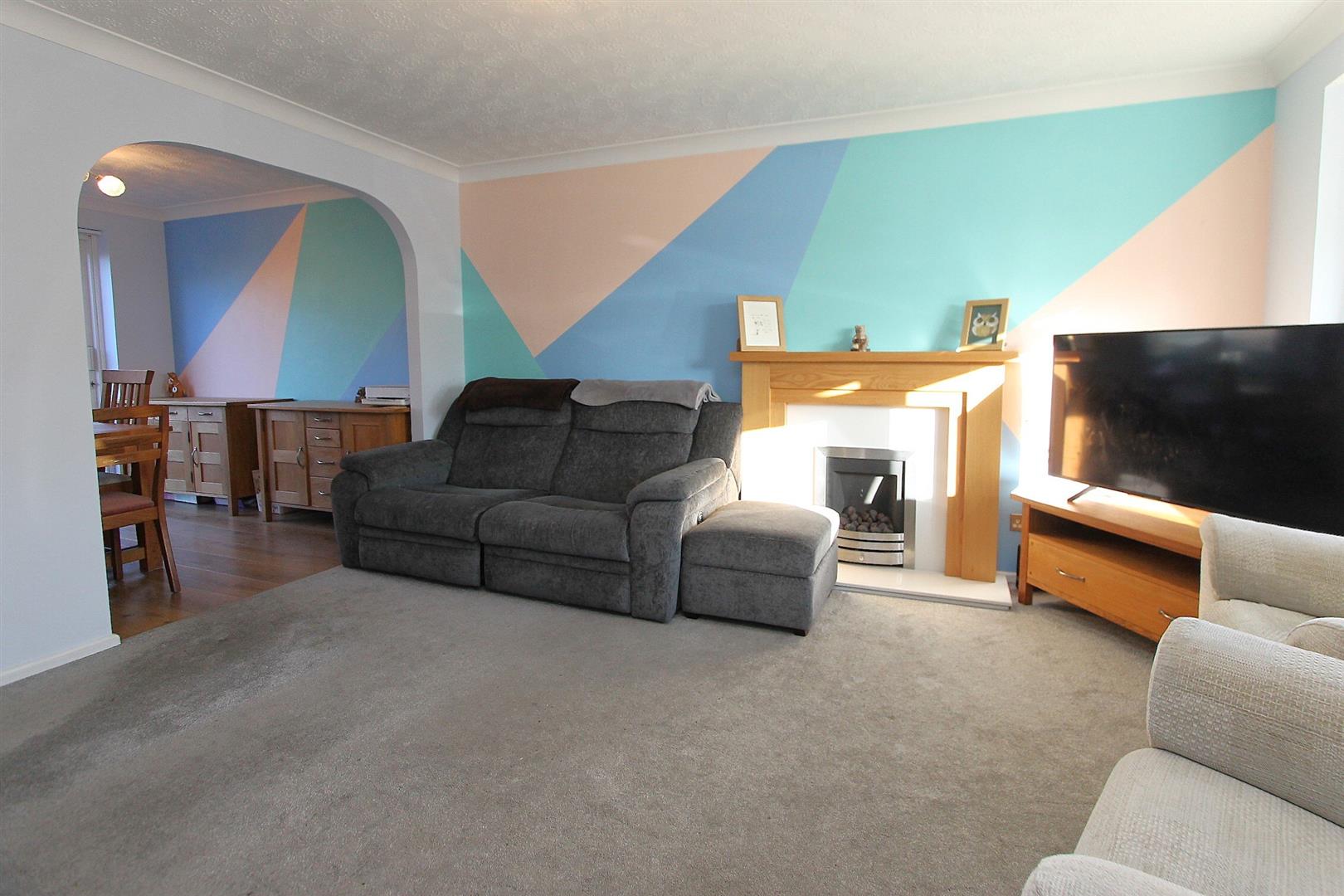 3 bed property in Ensall Drive, Stourbridge